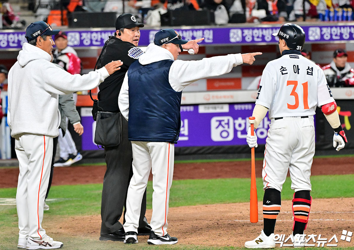 29일 오후 대전 한화생명 볼파크에서 열린 '2025 신한 SOL Bank KBO 한국시리즈' LG 트윈스와 한화 이글스의 3차전 경기, 2회말 한화 김경문 감독이 LG 오지환의 수비에 대해 어필하고 있다. 대전, 김한준 기자