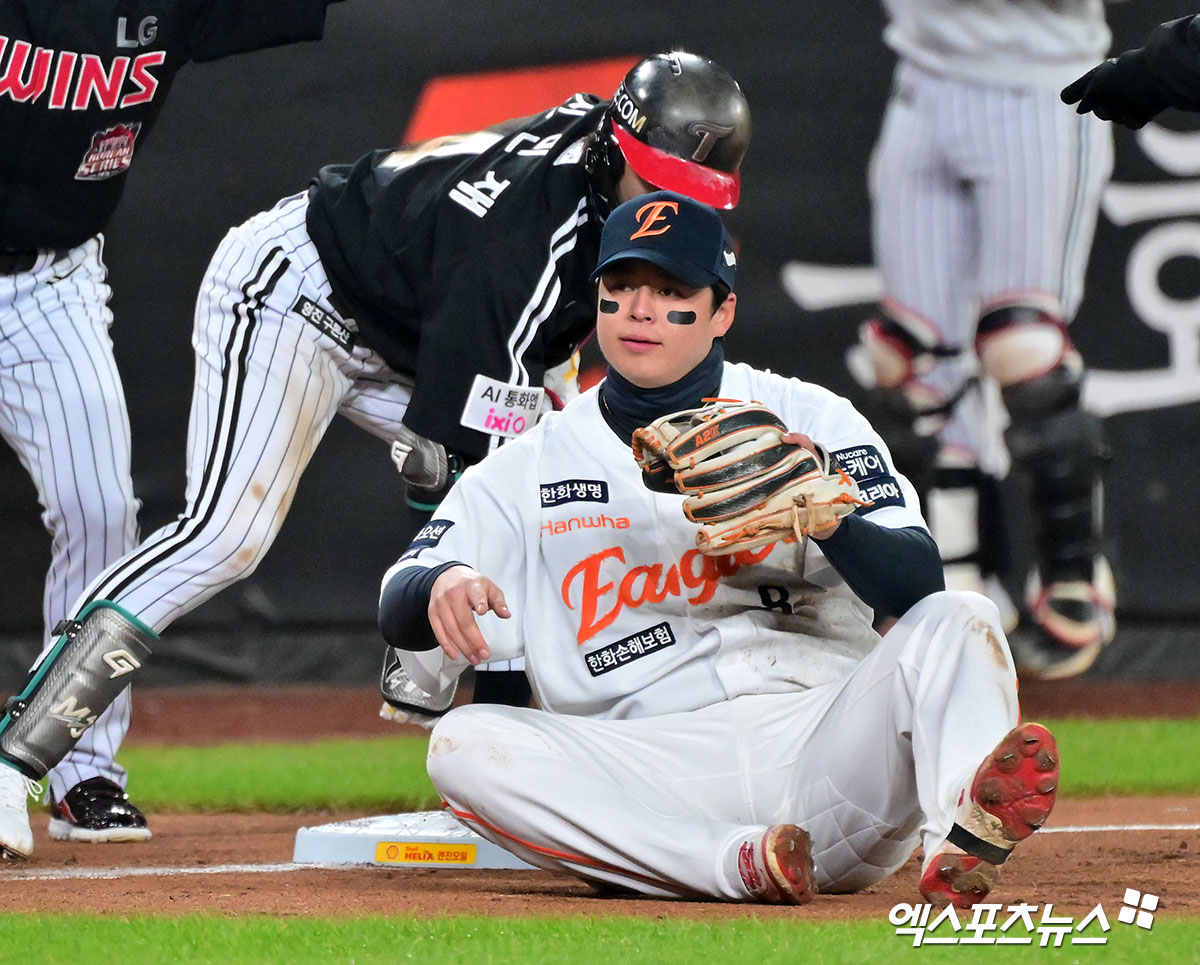 29일 오후 대전 한화생명 볼파크에서 열린 '2025 신한 SOL Bank KBO 한국시리즈' LG 트윈스와 한화 이글스의 3차전 경기, 3회초 2사 1루 LG 신민재가 1타점 2루타를 날린 후 3루에서 세이프가 되자 한화 노시환이 비디오 판독을 요청하고 있다. 비디오 판독 결과 세이프에서 아웃으로 판정이 번복되었다. 대전, 김한준 기자