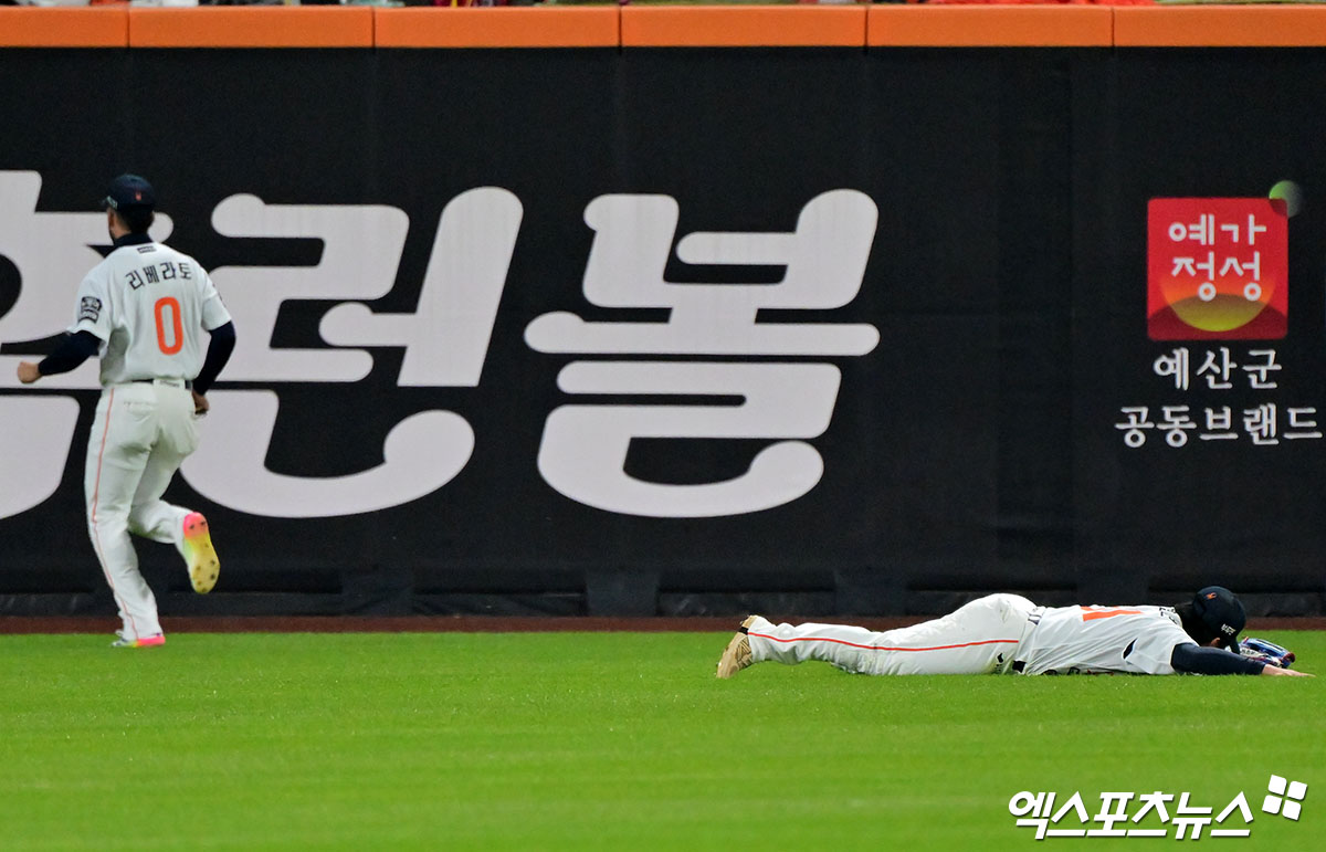 29일 오후 대전 한화생명 볼파크에서 열린 '2025 신한 SOL Bank KBO 한국시리즈' LG 트윈스와 한화 이글스의 3차전 경기, 3회초 2사 1루 한화 문현빈이 LG 신민재의 타구를 잡기 위해 다이빙 캐치를 시도하고 있다. 대전, 김한준 기자