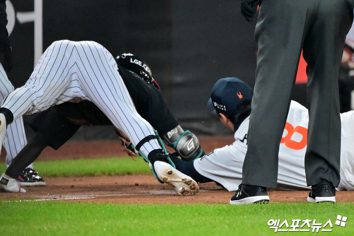 29일 오후 대전 한화생명 볼파크에서 열린 '2025 신한 SOL Bank KBO 한국시리즈' LG 트윈스와 한화 이글스의 3차전 경기, 3회초 2사 1루 LG 신민재가 1타점 2루타를 날린 후 3루에서 한화 노시환의 태그를 피하고 있다. 대전, 김한준 기자