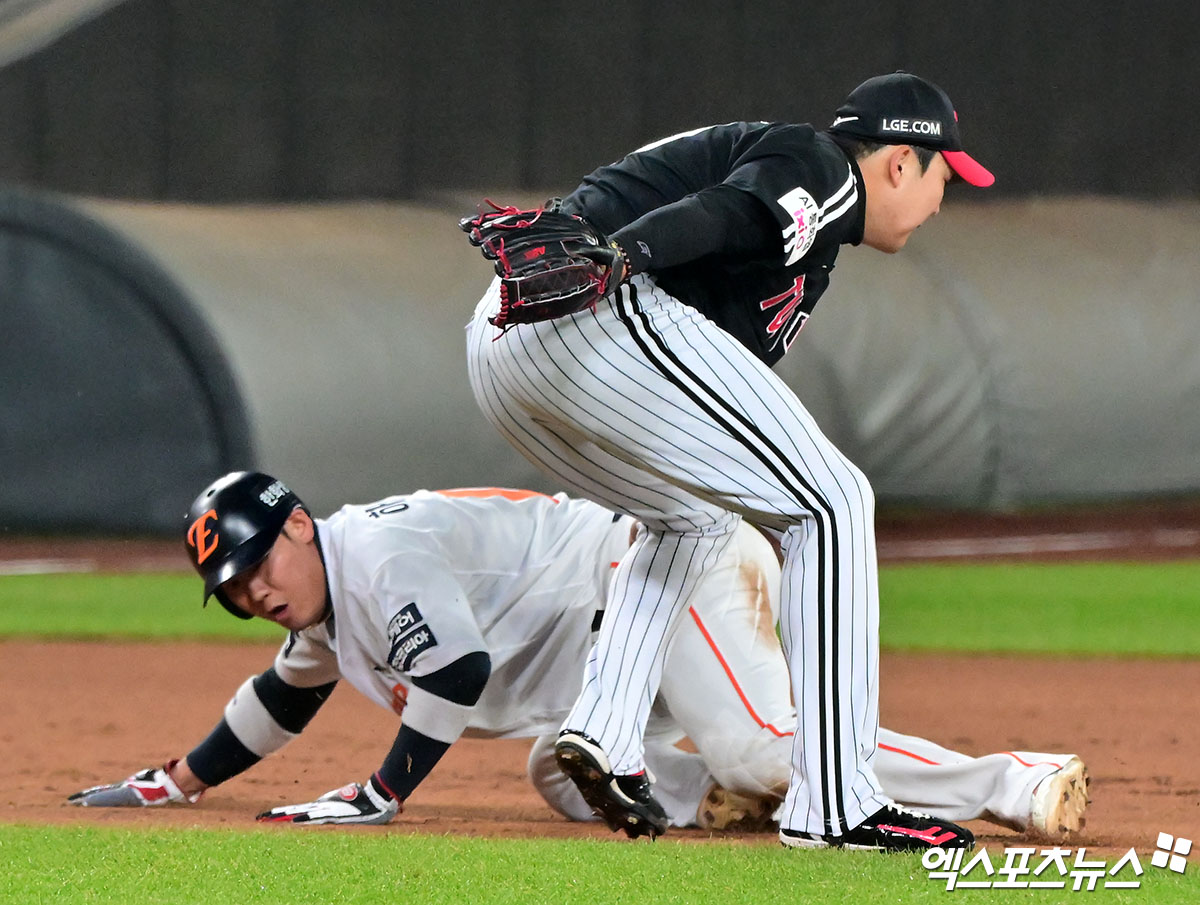 29일 오후 대전 한화생명 볼파크에서 열린 '2025 신한 SOL Bank KBO 한국시리즈' LG 트윈스와 한화 이글스의 3차전 경기, 2회말 1사 1,2루 한화 하주석이 런다운에 걸려 LG 손주영에게 태그아웃을 당하고 있다. 대전, 김한준 기자