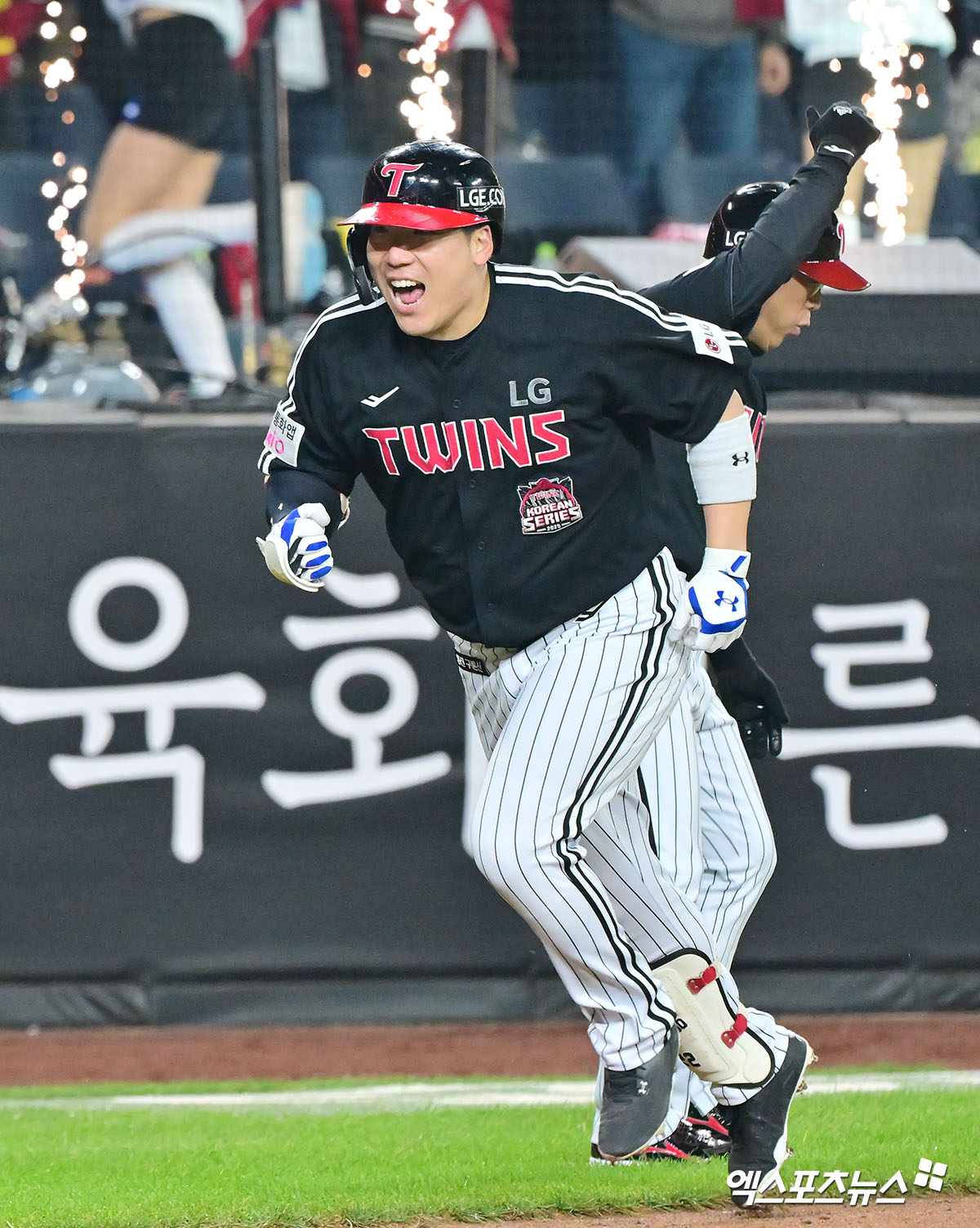 29일 오후 대전 한화생명 볼파크에서 열린 '2025 신한 SOL Bank KBO 한국시리즈' LG 트윈스와 한화 이글스의 3차전 경기, 4회초 1사 LG 김현수가 솔로 홈런을 날린 후 기뻐하고 있다. 대전, 김한준 기자