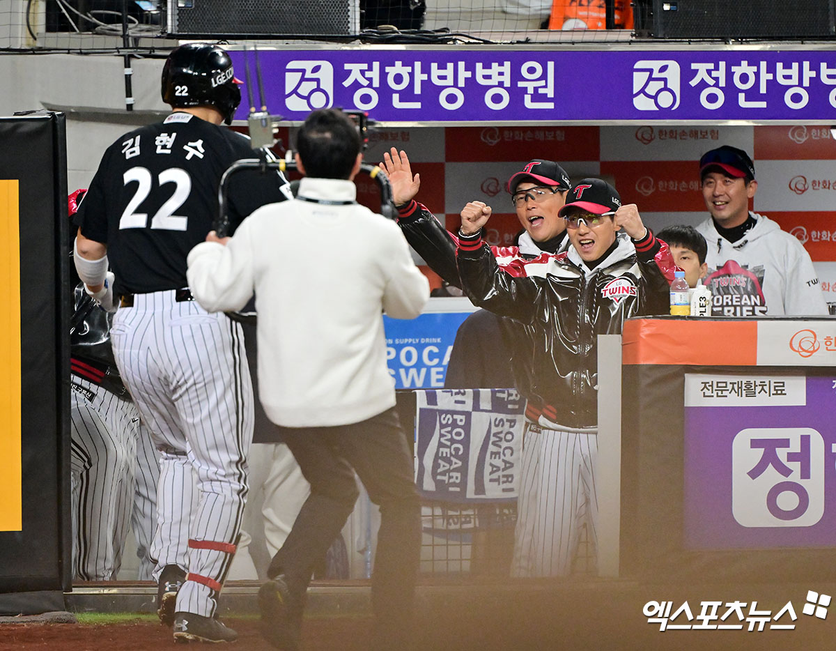 29일 오후 대전 한화생명 볼파크에서 열린 '2025 신한 SOL Bank KBO 한국시리즈' LG 트윈스와 한화 이글스의 3차전 경기, 4회초 1사 LG 염경엽 감독이 김현수의 솔로 홈런이 나오자 기뻐하고 있다. 잠실, 김한준 기자