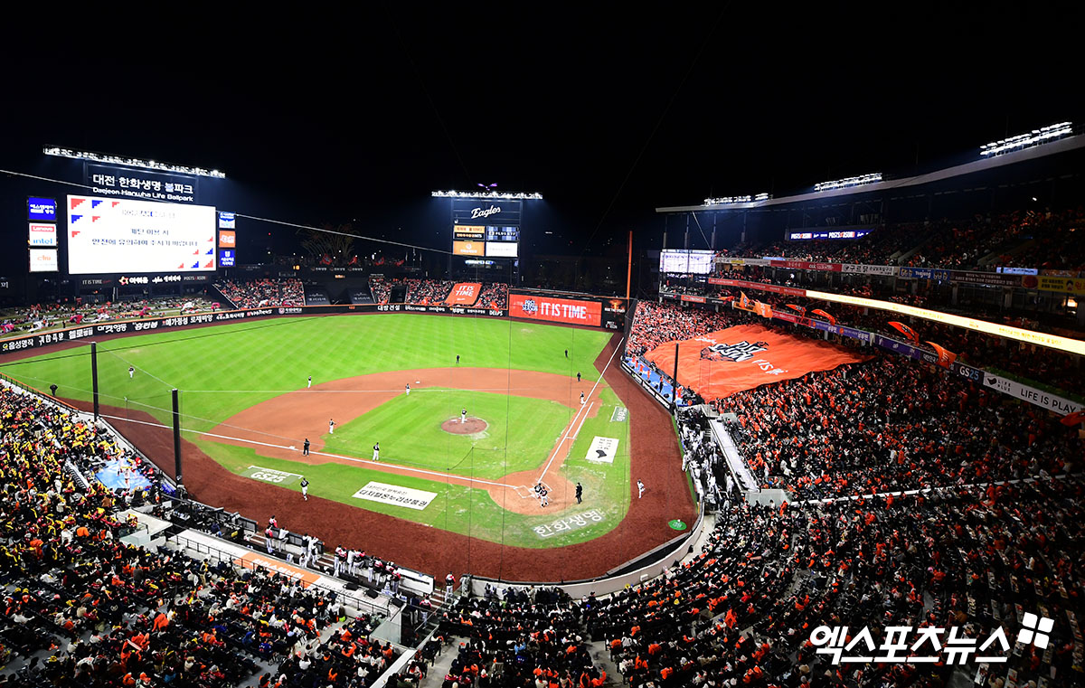 29일 대전 한화생명 볼파크에서 열린 2025 신한 SOL Bank KBO리그 포스트시즌 한화 이글스와 LG 트윈스의 한국시리즈 3차전이 1만6750석 전석 매진을 달성했다. 포스트시즌 35경기 연속 매진으로, 올해 포스트시즌 누적 관중은 30만1580명을 기록하게 됐다. 대전, 김한준 기자