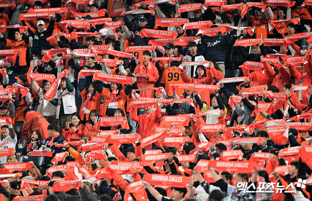 29일 대전 한화생명 볼파크에서 열린 2025 신한 SOL Bank KBO리그 포스트시즌 한화 이글스와 LG 트윈스의 한국시리즈 3차전이 1만6750석 전석 매진을 달성했다. 포스트시즌 35경기 연속 매진으로, 올해 포스트시즌 누적 관중은 30만1580명을 기록하게 됐다. 대전, 김한준 기자