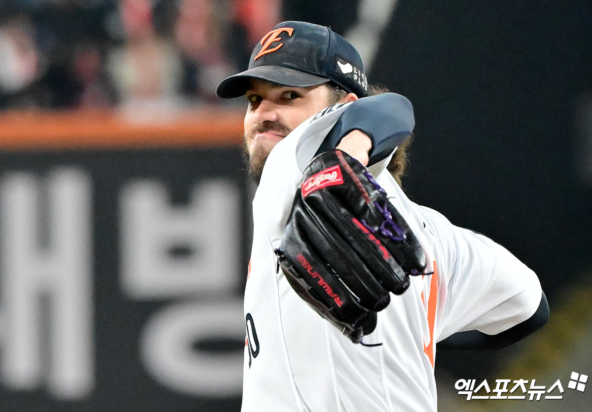 한화 이글스 코디 폰세는 29일 대전 한화생명 볼파크에서 열린 2025 신한 SOL Bank KBO리그 포스트시즌 LG 트윈스와의 한국시리즈 3차전에서 선발 등판, 6이닝 3피안타(1피홈런) 4사사구 6탈삼진 2실점을 기록했다. 사사구가 다소 있었으나 제 몫을 하고 마운드를 내려가며 한화의 포스트시즌 첫 퀄리티스타트를 달성했다. 1회초 한화 선발투수 폰세가 공을 힘차게 던지고 있다. 대전, 김한준 기자