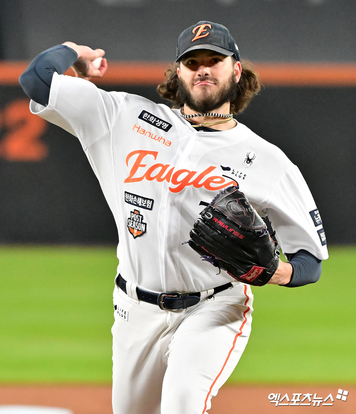 한화 이글스 코디 폰세는 29일 대전 한화생명 볼파크에서 열린 2025 신한 SOL Bank KBO리그 포스트시즌 LG 트윈스와의 한국시리즈 3차전에서 선발 등판, 6이닝 3피안타(1피홈런) 4사사구 6탈삼진 2실점을 기록했다. 사사구가 다소 있었으나 제 몫을 하고 마운드를 내려가며 한화의 포스트시즌 첫 퀄리티스타트를 달성했다. 1회초 한화 선발투수 폰세가 공을 힘차게 던지고 있다. 대전, 김한준 기자