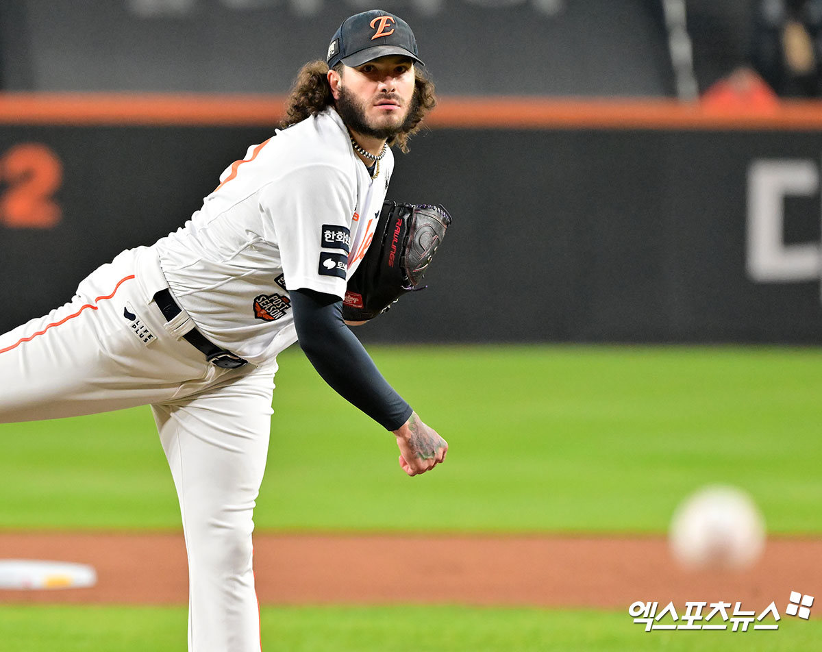 한화 이글스 코디 폰세는 29일 대전 한화생명 볼파크에서 열린 2025 신한 SOL Bank KBO리그 포스트시즌 LG 트윈스와의 한국시리즈 3차전에서 선발 등판, 6이닝 3피안타(1피홈런) 4사사구 6탈삼진 2실점을 기록했다. 사사구가 다소 있었으나 제 몫을 하고 마운드를 내려가며 한화의 포스트시즌 첫 퀄리티스타트를 달성했다. 1회초 한화 선발투수 폰세가 공을 힘차게 던지고 있다. 대전, 김한준 기자