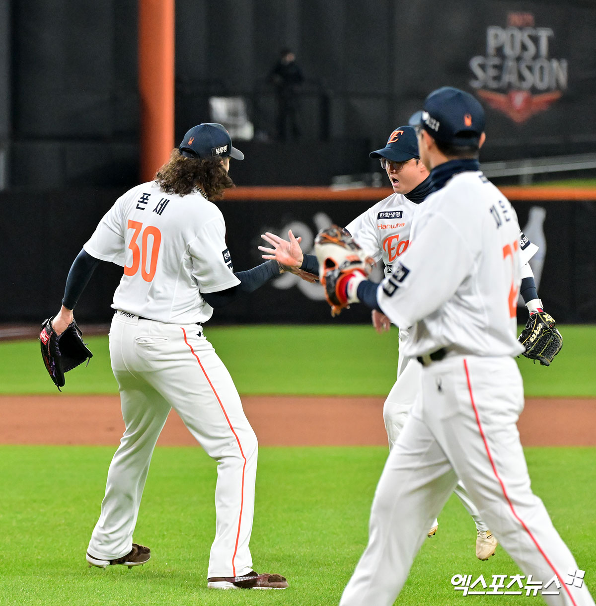 한화 이글스 코디 폰세는 29일 대전 한화생명 볼파크에서 열린 2025 신한 SOL Bank KBO리그 포스트시즌 LG 트윈스와의 한국시리즈 3차전에서 선발 등판, 6이닝 3피안타(1피홈런) 4사사구 6탈삼진 2실점을 기록했다. 사사구가 다소 있었으나 제 몫을 하고 마운드를 내려가며 한화의 포스트시즌 첫 퀄리티스타트를 달성했다. 1회초 수비를 마친 한화 폰세와 이도윤이 하이파이브를 하고 있다. 대전, 김한준 기자