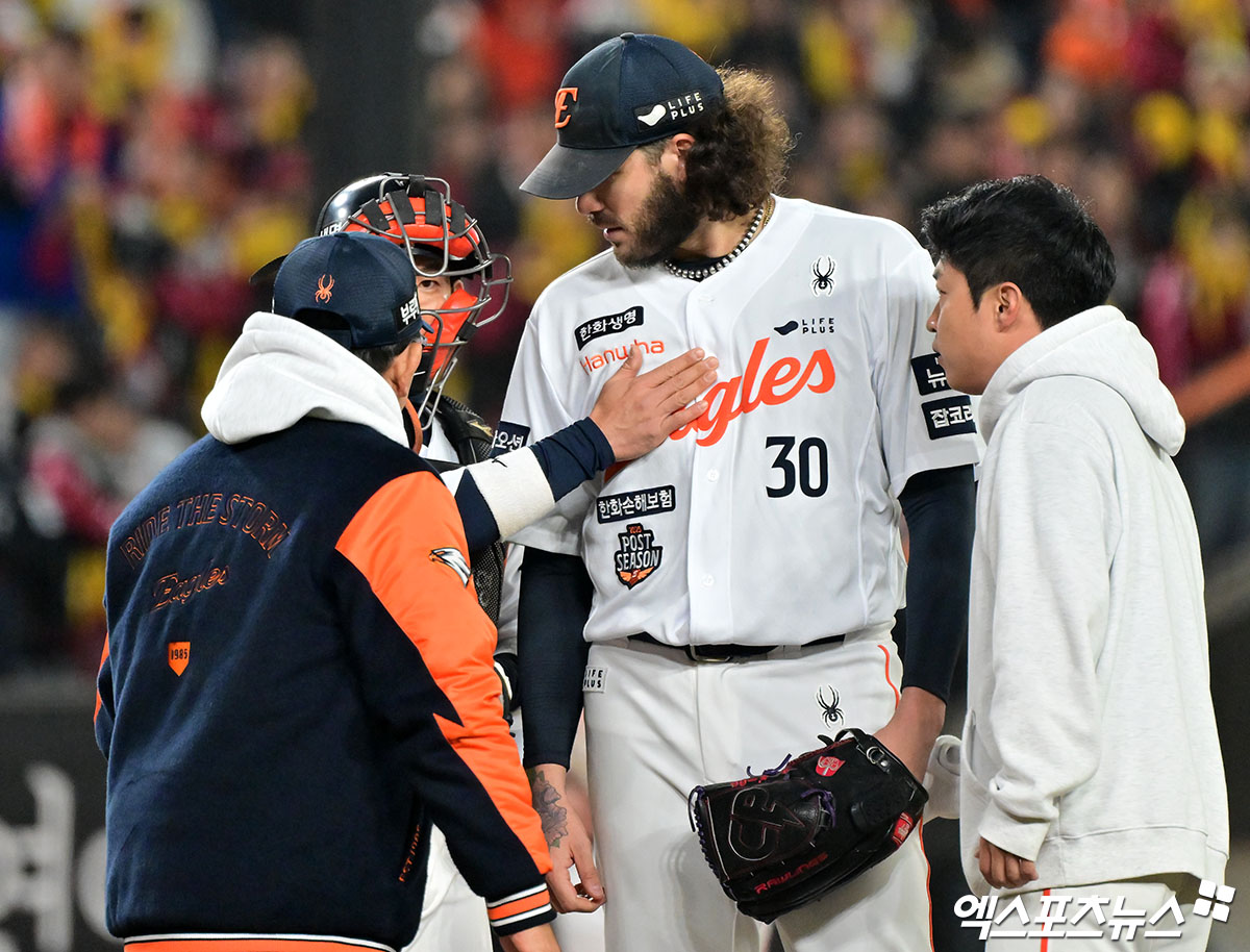 한화 이글스 코디 폰세는 29일 대전 한화생명 볼파크에서 열린 2025 신한 SOL Bank KBO리그 포스트시즌 LG 트윈스와의 한국시리즈 3차전에서 선발 등판, 6이닝 3피안타(1피홈런) 4사사구 6탈삼진 2실점을 기록했다. 사사구가 다소 있었으나 제 몫을 하고 마운드를 내려가며 한화의 포스트시즌 첫 퀄리티스타트를 달성했다. 6회초 1사 2루 한화 양상문 투수코치가 마운드를 방문해 폰세와 대화를 나누고 있다. 대전, 김한준 기자