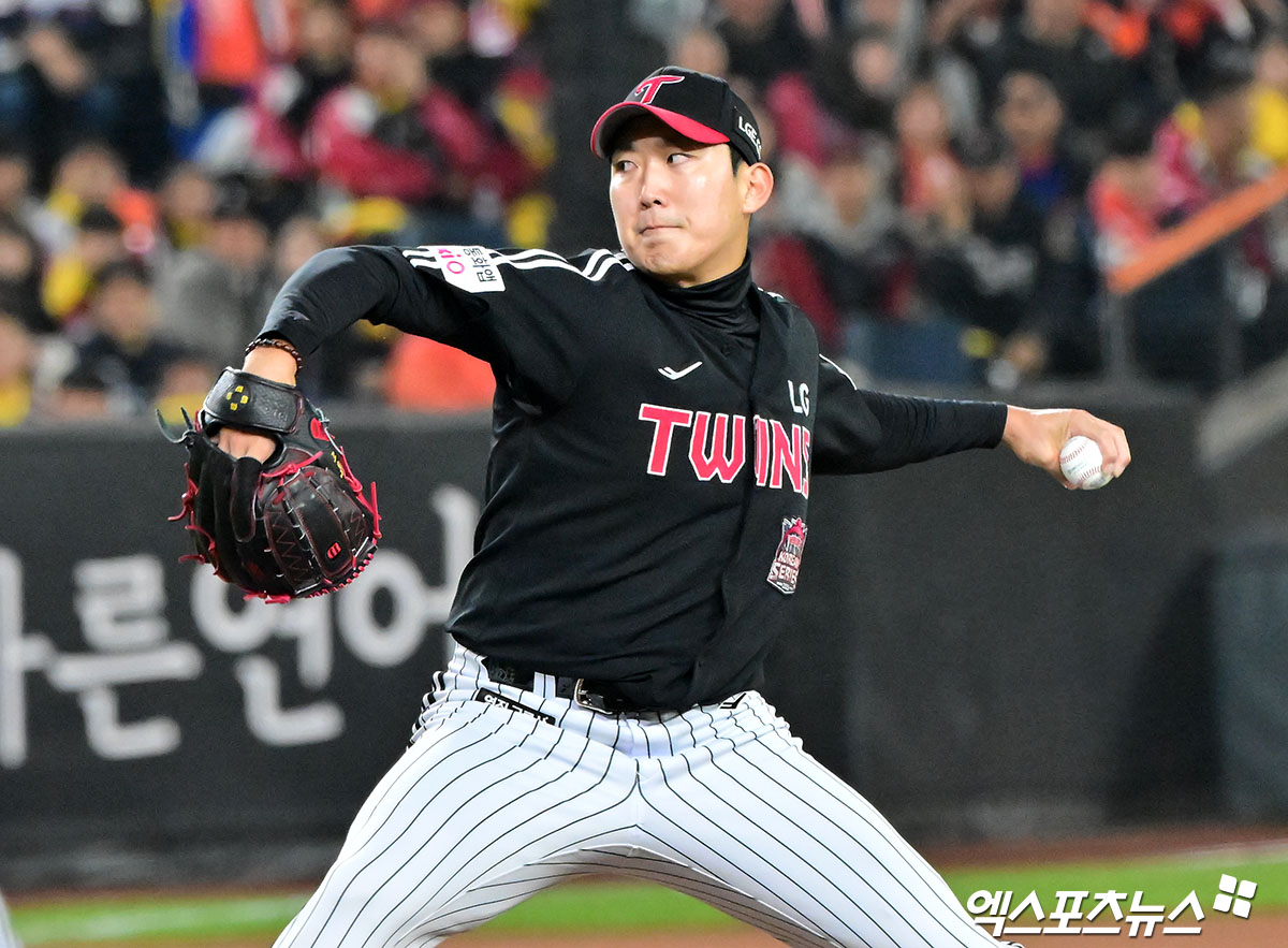 29일 오후 대전 한화생명 볼파크에서 열린 '2025 신한 SOL Bank KBO 한국시리즈' LG 트윈스와 한화 이글스의 3차전 경기, 1회말 LG 선발투수 손주영이 공을 힘차게 던지고 있다. 잠실, 김한준 기자