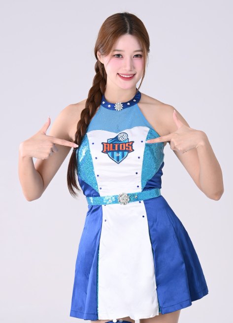 치어리더 이예빈이 IBK 알토스 로고를 가리키며 포즈를 취하고 있다.