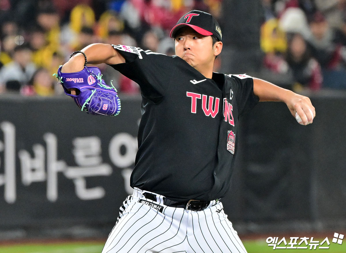 29일 오후 대전 한화생명 볼파크에서 열린 '2025 신한 SOL Bank KBO 한국시리즈' LG 트윈스와 한화 이글스의 3차전 경기, 8회말 LG 송승기가 공을 힘차게 던지고 있다. 대전, 김힌준 기자