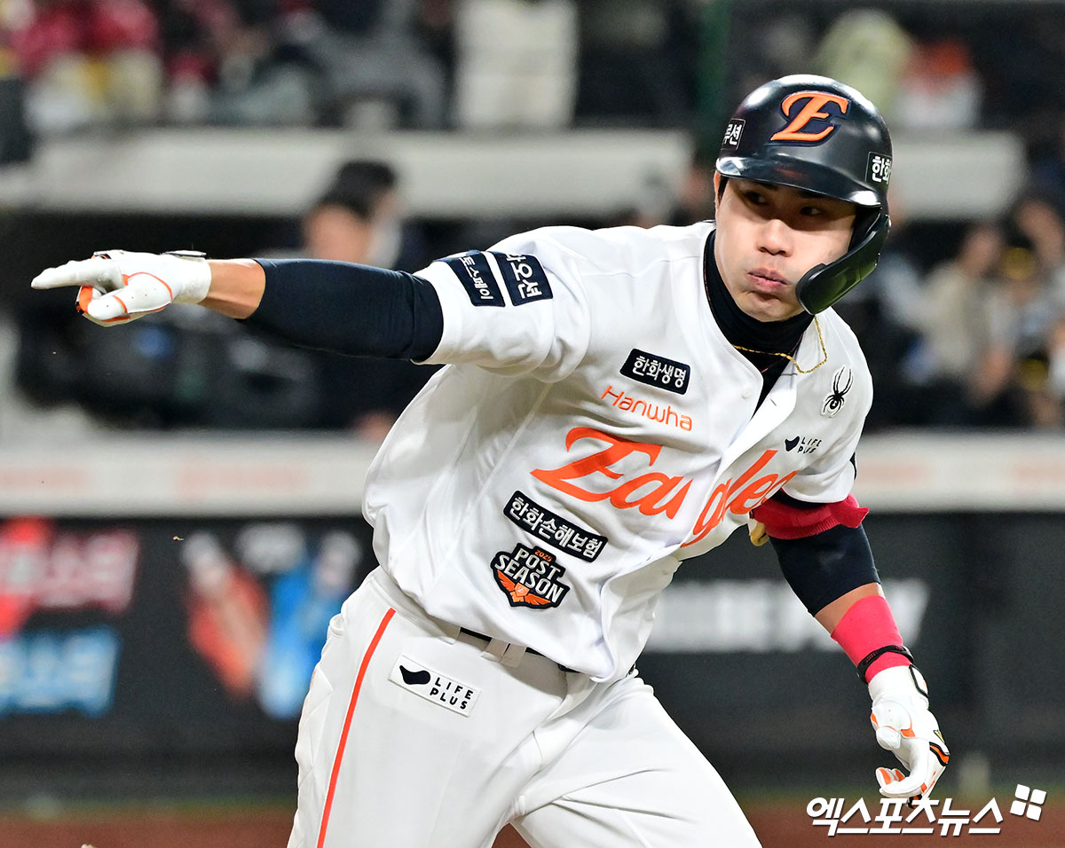 29일 오후 대전 한화생명 볼파크에서 열린 '2025 신한 SOL Bank KBO 한국시리즈' LG 트윈스와 한화 이글스의 3차전 경기, 8회말 2사 만루 한화 심우준이 2타점 2루타를 날리고 있다. 대전, 김한준 기자