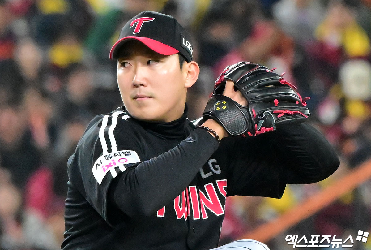 29일 오후 대전 한화생명 볼파크에서 열린 '2025 신한 SOL Bank KBO 한국시리즈' LG 트윈스와 한화 이글스의 3차전 경기, 1회말 LG 선발투수 손주영이 공을 힘차게 던지고 있다. 대전, 김한준 기자