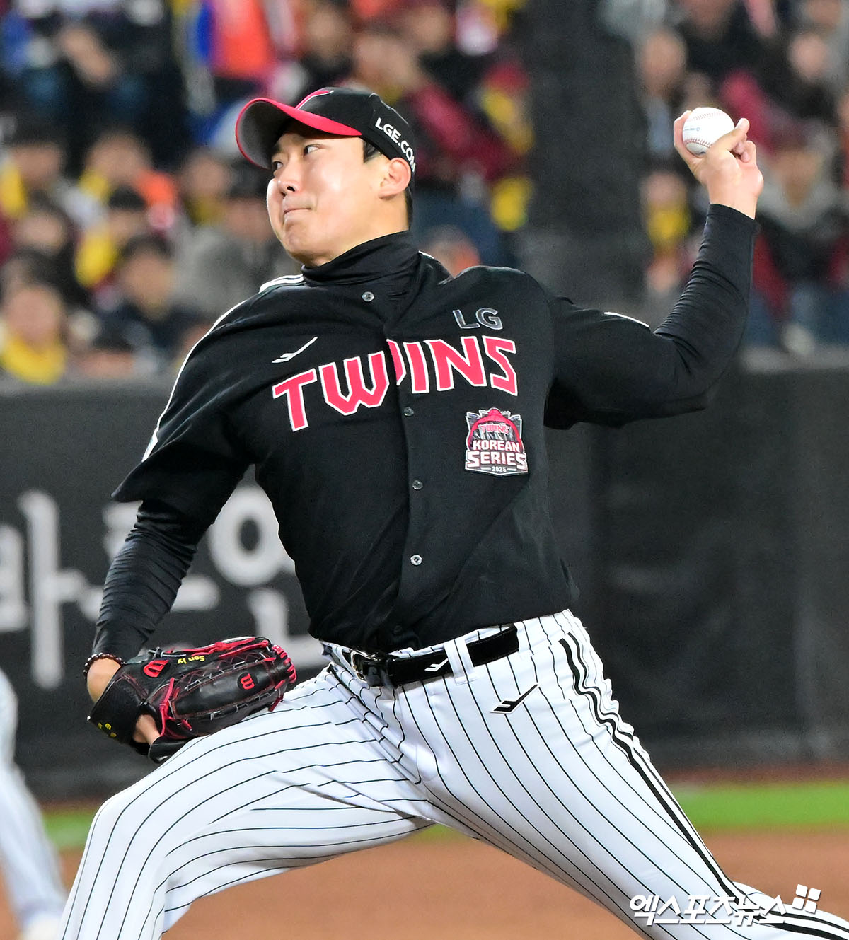 29일 오후 대전 한화생명 볼파크에서 열린 '2025 신한 SOL Bank KBO 한국시리즈' LG 트윈스와 한화 이글스의 3차전 경기, 1회말 LG 선발투수 손주영이 공을 힘차게 던지고 있다. 대전, 김한준 기자