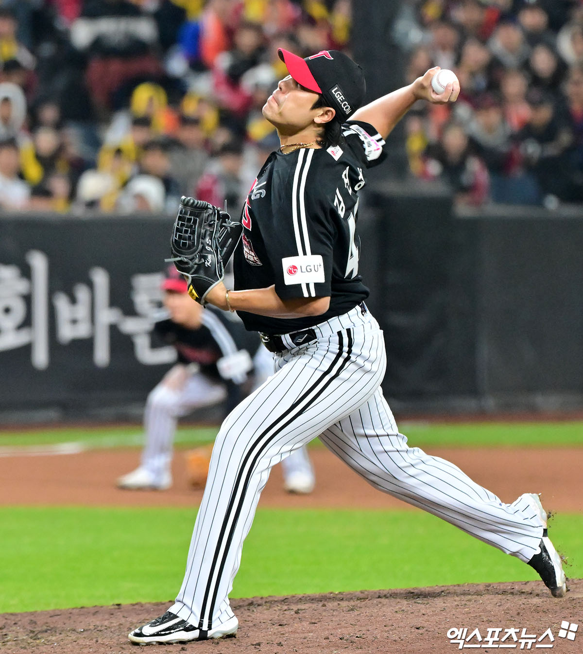 29일 오후 대전 한화생명 볼파크에서 열린 '2025 신한 SOL Bank KBO 한국시리즈' LG 트윈스와 한화 이글스의 3차전 경기, 6회말 LG 김진성이 공을 힘차게 던지고 있다. 대전, 김한준 기자