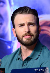 '캡틴 아메리카' 크리스 에반스, 마침내 아빠 됐다…♥16살 연하 아내 딸 출산 [엑's 해외이슈]