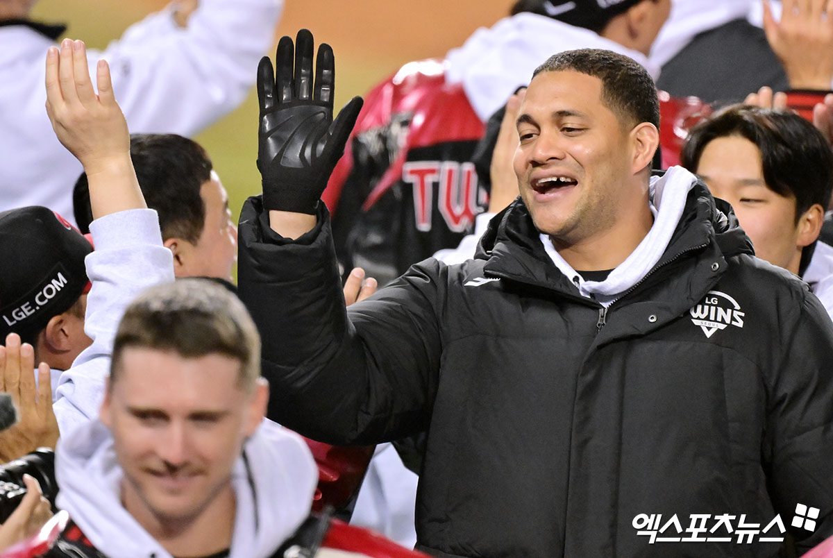 27일 오후 서울 송파구 잠실야구장에서 열린 '2025 신한 SOL Bank KBO 한국시리즈' 한화 이글스와 LG 트윈스의 2차전 경기, LG가 문보경의 5타수 4안타 5타점, 박동원의 3타수 2안타 4타점 맹활약을 앞세워 한화에게 13:5의 스코어로 승리하며 우승 확률 90.5%를 잡았다.  이날 경기에서 승리한 LG 치리노스가 기뻐하고 있다. 엑스포츠뉴스 DB
