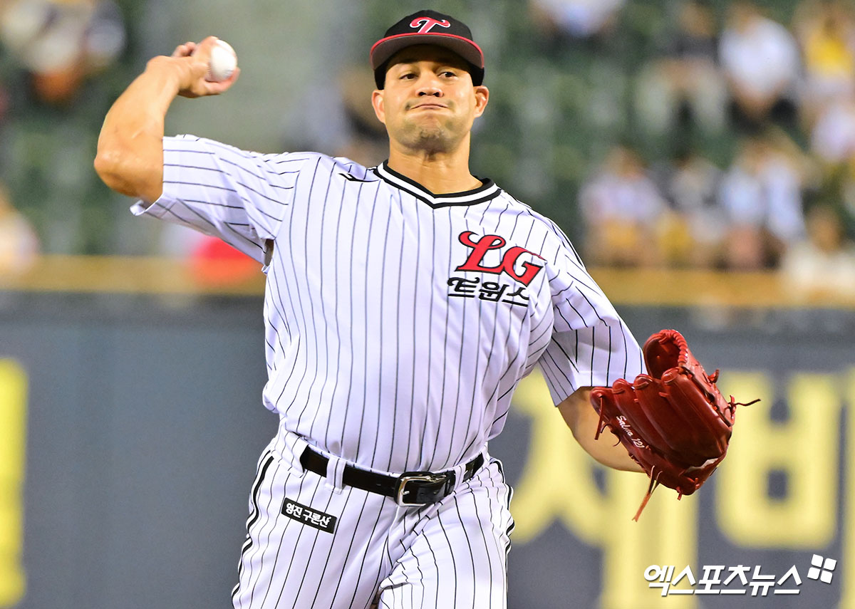 1일 오후 서울 송파구 잠실야구장에서 열린 '2025 신한 SOL Bank KBO리그' NC 다이노스와 LG 트윈스의 경기, 1회초 LG 선발투수 치리노스가 공을 힘차게 던지고 있다. 엑스포츠뉴스 DB