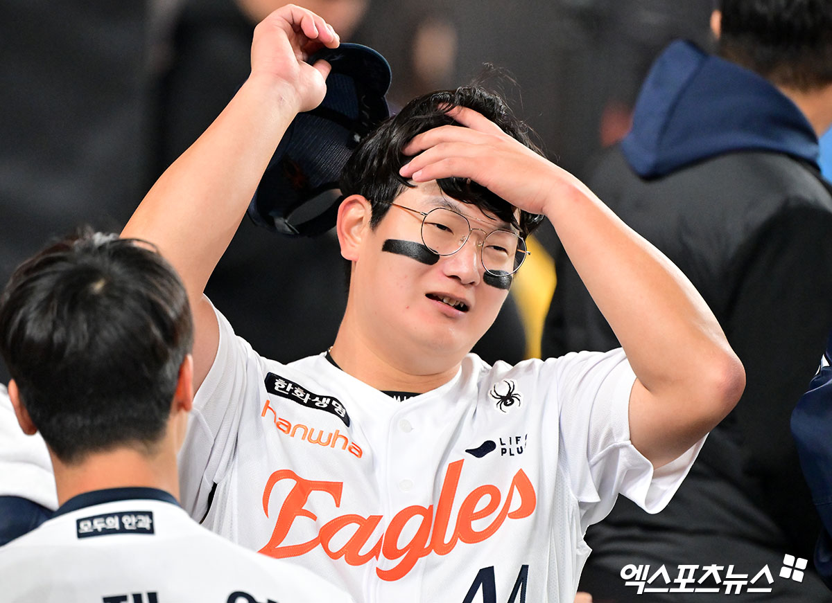 29일 오후 대전 한화생명 볼파크에서 열린 '2025 신한 SOL Bank KBO 한국시리즈' LG 트윈스와 한화 이글스의 3차전 경기, 한화가 8회에만 6점을 뽑아내며 LG에 7:3으로 역전승을 거뒀다. 이날 경기에서 승리한 한화 김서현이 축하를 받고 있다. 대전, 김한준 기자