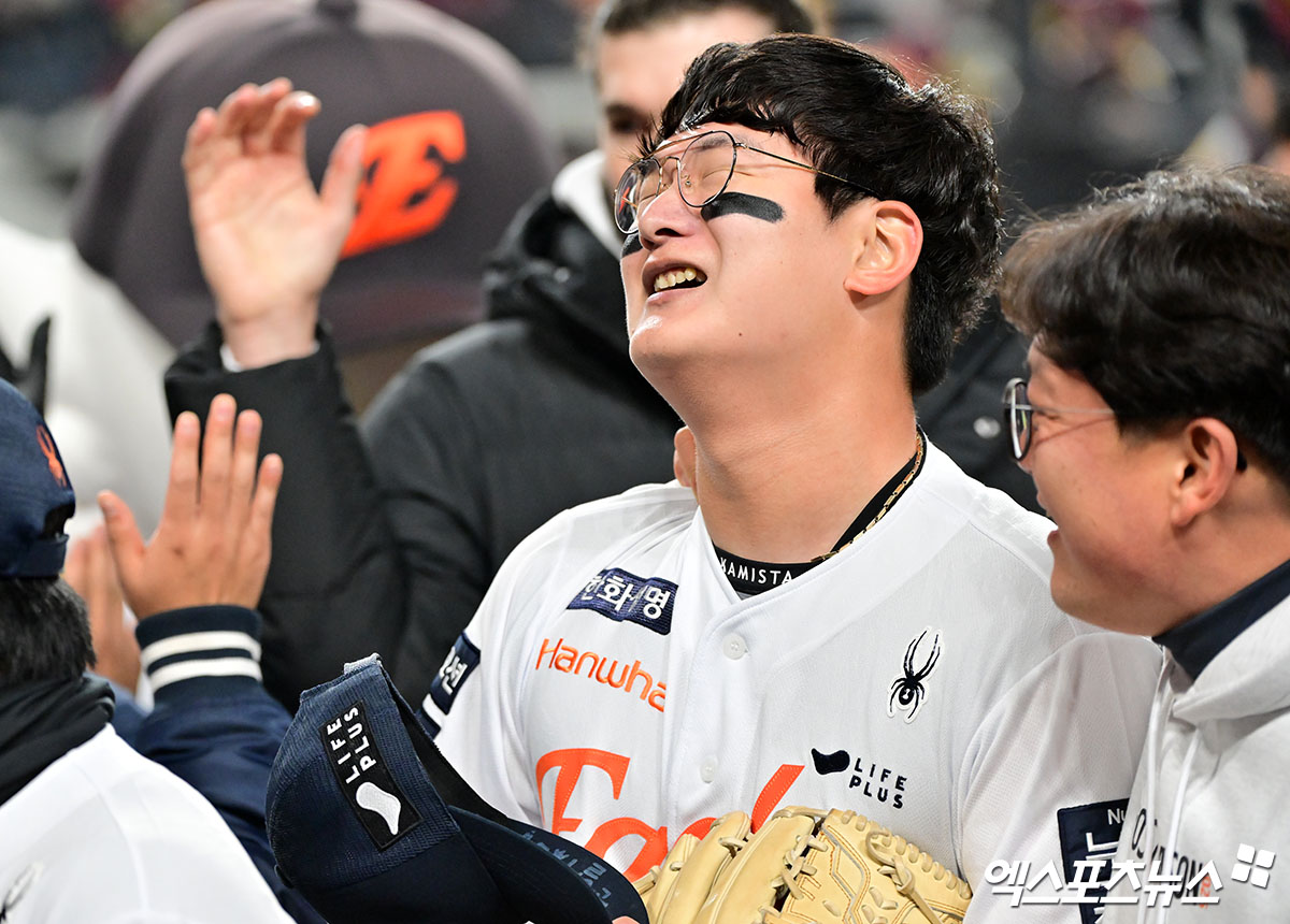 29일 오후 대전 한화생명 볼파크에서 열린 '2025 신한 SOL Bank KBO 한국시리즈' LG 트윈스와 한화 이글스의 3차전 경기, 한화가 8회에만 6점을 뽑아내며 LG에 7:3으로 역전승을 거뒀다. 이날 경기에서 승리한 한화 김서현이 기뻐하고 있다. 대전, 김한준 기자