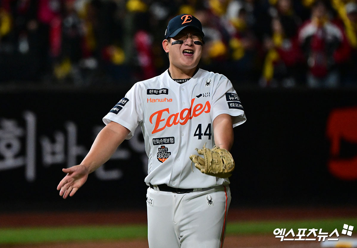 29일 오후 대전 한화생명 볼파크에서 열린 '2025 신한 SOL Bank KBO 한국시리즈' LG 트윈스와 한화 이글스의 3차전 경기, 한화가 8회에만 6점을 뽑아내며 LG에 7:3으로 역전승을 거뒀다. 이날 경기에서 승리한 한화 김서현이 기뻐하고 있다. 대전, 김한준 기자