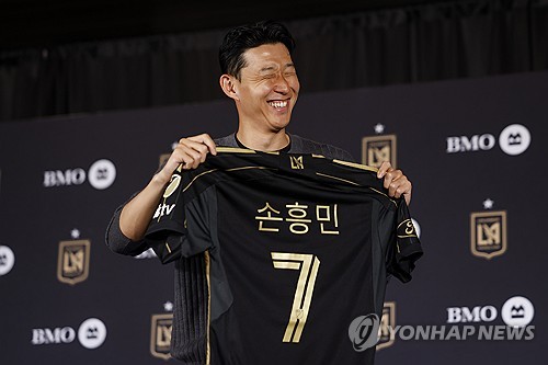 지난여름 미국 메이저리그사커(MLS) 역대 최고 이적료 기록을 갈아치우며 로스앤젤레스FC(LAFC)에 입단한 손흥민이 인터 마이애미에서 활약 중인 '축구의 신' 리오넬 메시에 이어 MLS 전체에서 두 번째로 높은 연봉을 받는 것으로 확인됐다. 글로벌 스포츠 매체 '디 애슬레틱'이 30일(한국시간) MLS선수협회(MLSPA)가 최근 업데이트한 자료를 토대로 공개한 내용에 따르면 현재 손흥민의 보장 연봉은 약 1115만 달러(약 159억원)다. LAFC가 선수들에게 지불하는 전체 연봉의 40%에 육박하는 금액이다. 연합뉴스