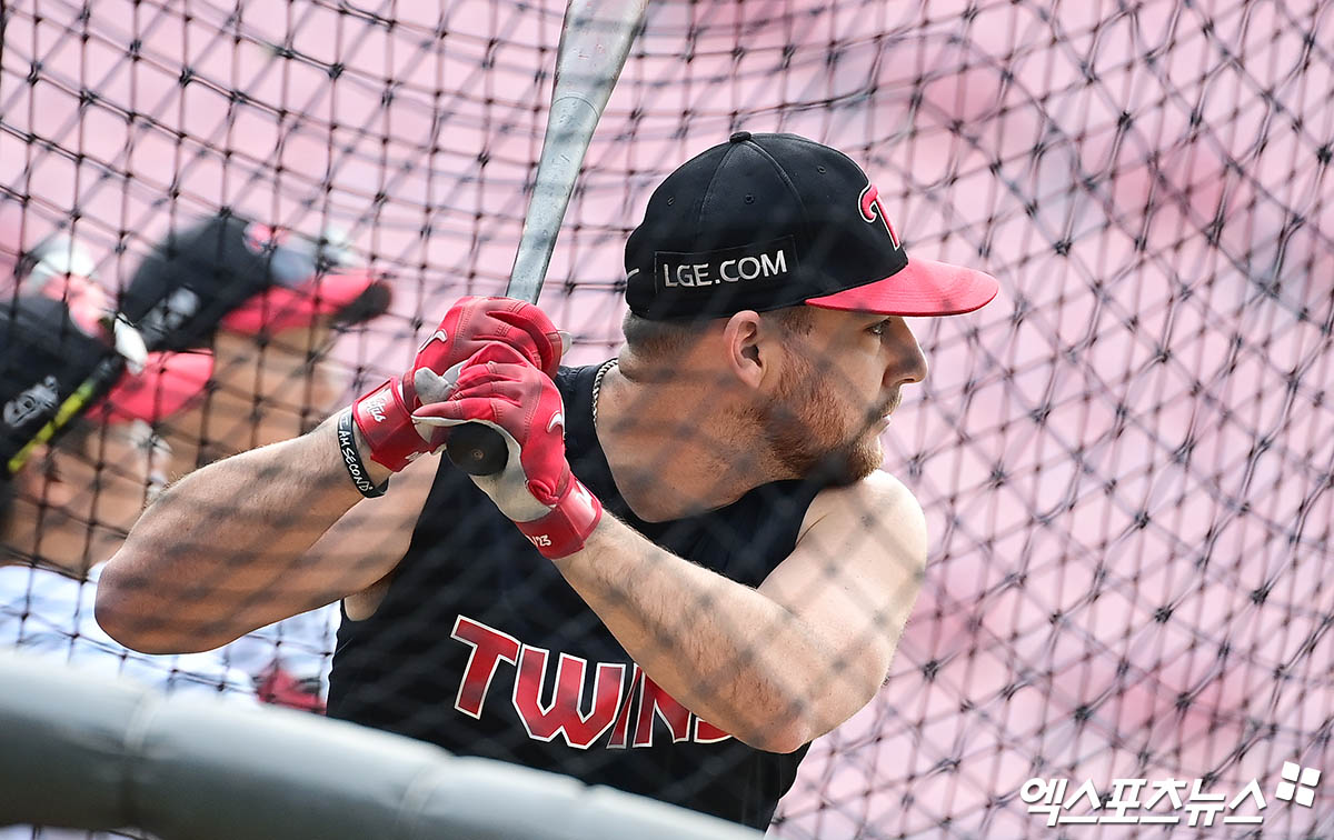 26일 오후 서울 송파구 잠실야구장에서 열리는 '2025 신한 SOL Bank KBO 한국시리즈' 한화 이글스와 LG 트윈스의 1차전 경기에 앞서 LG 오스틴이 타격 훈련을 하고 있다. 엑스포츠뉴스 DB