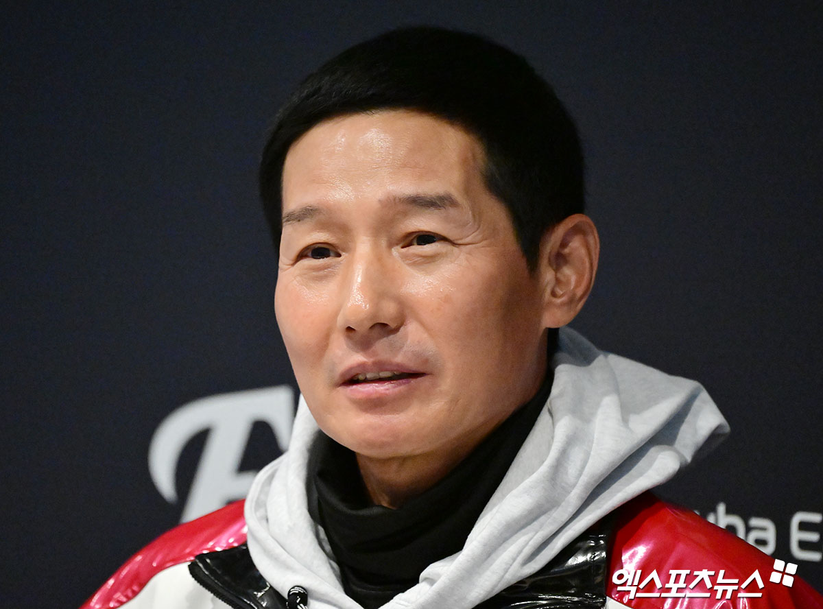  29일 오후 대전 한화생명 볼파크에서 열리는 '2025 신한 SOL Bank KBO 한국시리즈' LG 트윈스와 한화 이글스의 3차전 경기, LG 염경엽 감독이 취재진과 대화를 나누고 있다. 대전, 김한준 기자