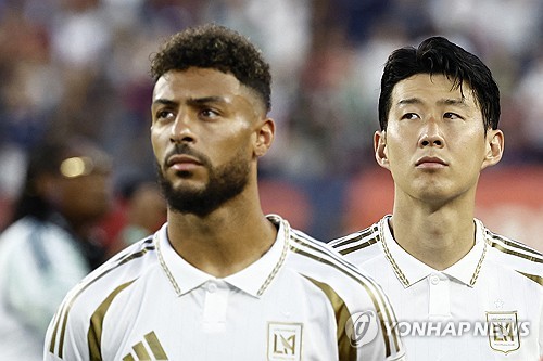 손흥민이 로스앤젤레스FC(LAFC)의 포스트시즌 플레이오프 첫 번째 경기에 선발 출전한다. 상대는 이번 시즌 LAFC에 2패를 안긴 오스틴 FC. LAFC는 이번 시즌 오스틴과 치른 두 번의 맞대결에서 모두 0-1로 패배했다. 다만 두 경기 모두 손흥민 없이 치른 경기였기 때문에 손흥민과 드니 부앙가를 선발로 내세우는 이번 플레이오프 1차전 결과는 다를 거라는 기대가 크다. 사진 연합뉴스