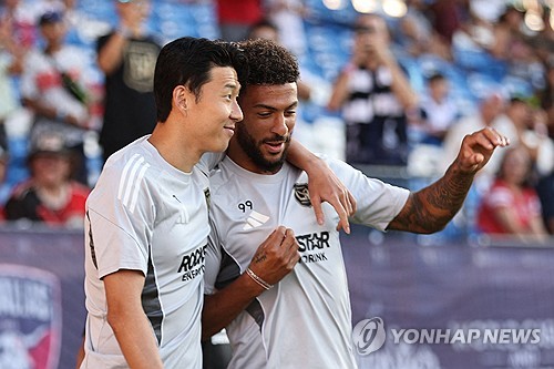 손흥민이 로스앤젤레스FC(LAFC)의 포스트시즌 플레이오프 첫 번째 경기에 선발 출전한다. 상대는 이번 시즌 LAFC에 2패를 안긴 오스틴 FC. LAFC는 이번 시즌 오스틴과 치른 두 번의 맞대결에서 모두 0-1로 패배했다. 다만 두 경기 모두 손흥민 없이 치른 경기였기 때문에 손흥민과 드니 부앙가를 선발로 내세우는 이번 플레이오프 1차전 결과는 다를 거라는 기대가 크다. 사진 연합뉴스