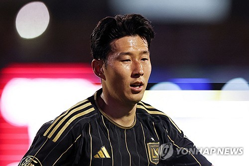 손흥민이 로스앤젤레스FC(LAFC)의 포스트시즌 플레이오프 첫 번째 경기에 선발 출전한다. 상대는 이번 시즌 LAFC에 2패를 안긴 오스틴 FC. LAFC는 이번 시즌 오스틴과 치른 두 번의 맞대결에서 모두 0-1로 패배했다. 다만 두 경기 모두 손흥민 없이 치른 경기였기 때문에 손흥민과 드니 부앙가를 선발로 내세우는 이번 플레이오프 1차전 결과는 다를 거라는 기대가 크다. 사진 연합뉴스