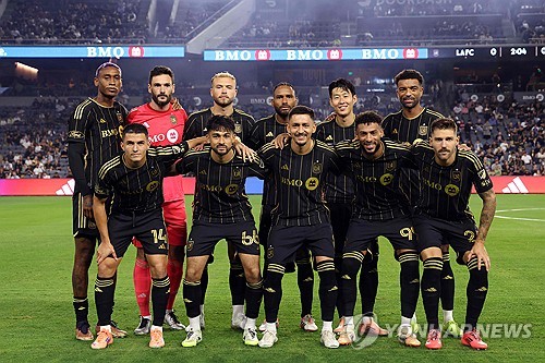 로스앤젤레스FC(LAFC)가 이번 시즌 오스틴FC와의 맞대결에서 처음으로 승리를 거뒀다. 지난 두 번의 맞대결에 출전하지 못했던 손흥민은 이날 선발로 나서 승부를 가른 LAFC의 결승골 과정에서 기점 역할을 하며 팀의 승리에 기여했다. 더불어 손흥민은 이 경기에서만 8개의 키 패스를 뿌리며 경기 최우수선수(POTM)로 선정됐다. 사진 연합뉴스