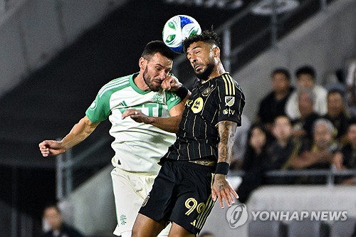 로스앤젤레스FC(LAFC)가 이번 시즌 오스틴FC와의 맞대결에서 처음으로 승리를 거뒀다. 지난 두 번의 맞대결에 출전하지 못했던 손흥민은 이날 선발로 나서 승부를 가른 LAFC의 결승골 과정에서 기점 역할을 하며 팀의 승리에 기여했다. 더불어 손흥민은 이 경기에서만 8개의 키 패스를 뿌리며 경기 최우수선수(POTM)로 선정됐다. 사진 연합뉴스