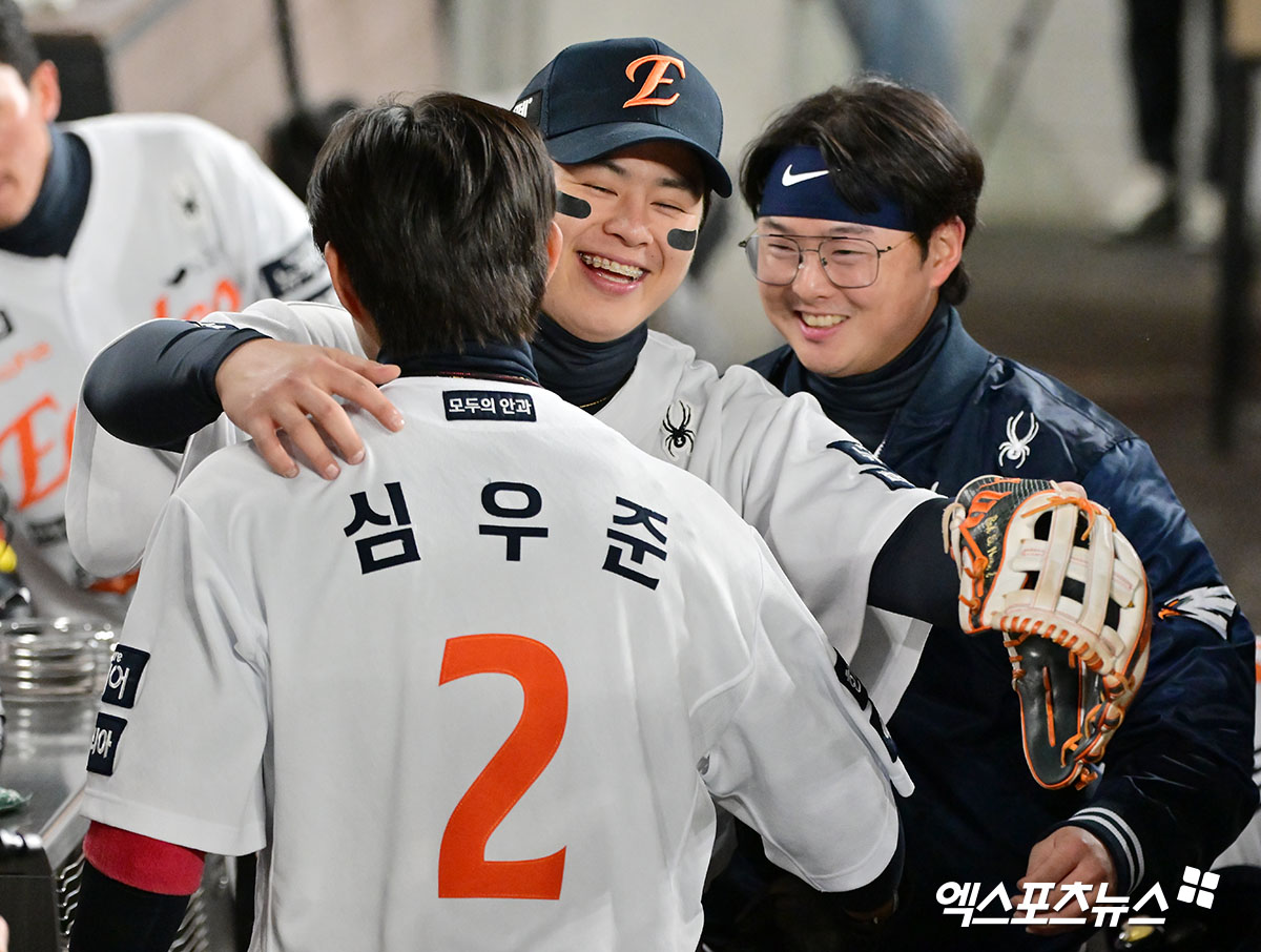 29일 오후 대전 한화생명 볼파크에서 열린 '2025 신한 SOL Bank KBO 한국시리즈' LG 트윈스와 한화 이글스의 3차전 경기, 8회말 2사 2,3루 한화 심우준이 최재훈의 2타점 적시타때 득점에 성공하고 있다. 대전, 김한준 기자