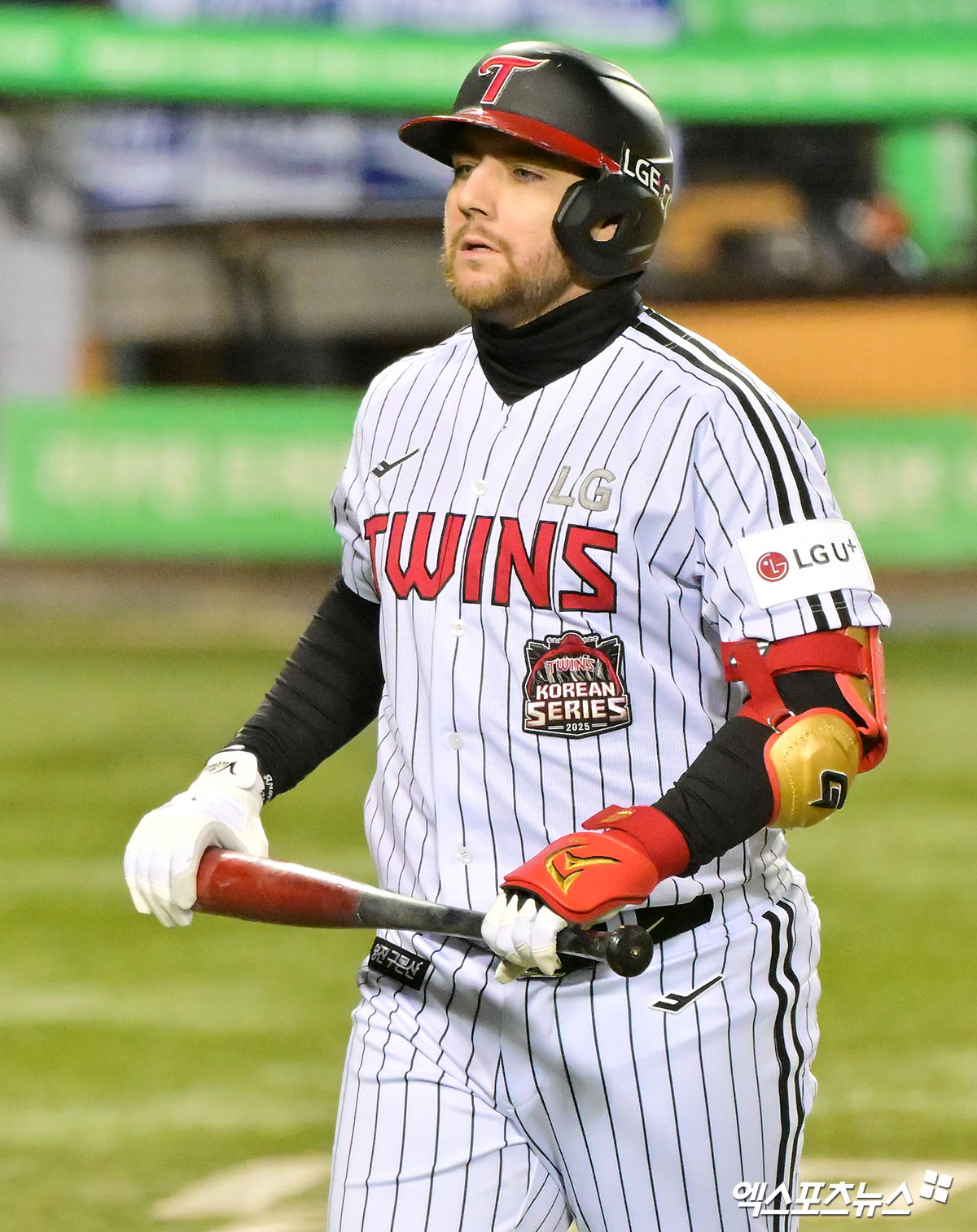 27일 오후 서울 송파구 잠실야구장에서 열린 '2025 신한 SOL Bank KBO 한국시리즈' 한화 이글스와 LG 트윈스의 2차전 경기, 2회말 2사 2루 LG 오스틴이 헛스윙 삼진을 당한 후 아쉬워하고 있다. 엑스포츠뉴스DB