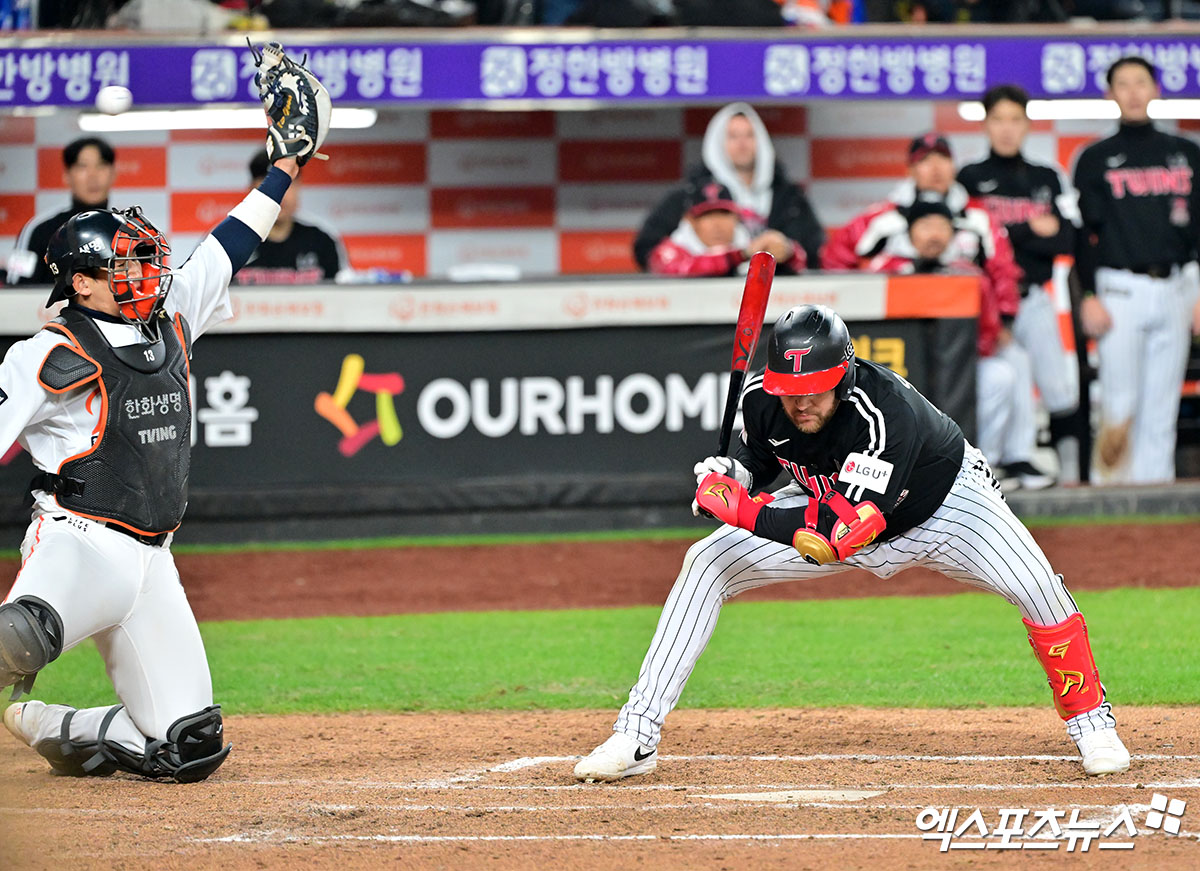29일 오후 대전 한화생명 볼파크에서 열린 '2025 신한 SOL Bank KBO 한국시리즈' LG 트윈스와 한화 이글스의 3차전 경기, 8회초 1사 1,3루 LG 오스틴이 높은 공을 피하고 있다. 엑스포츠뉴스DB