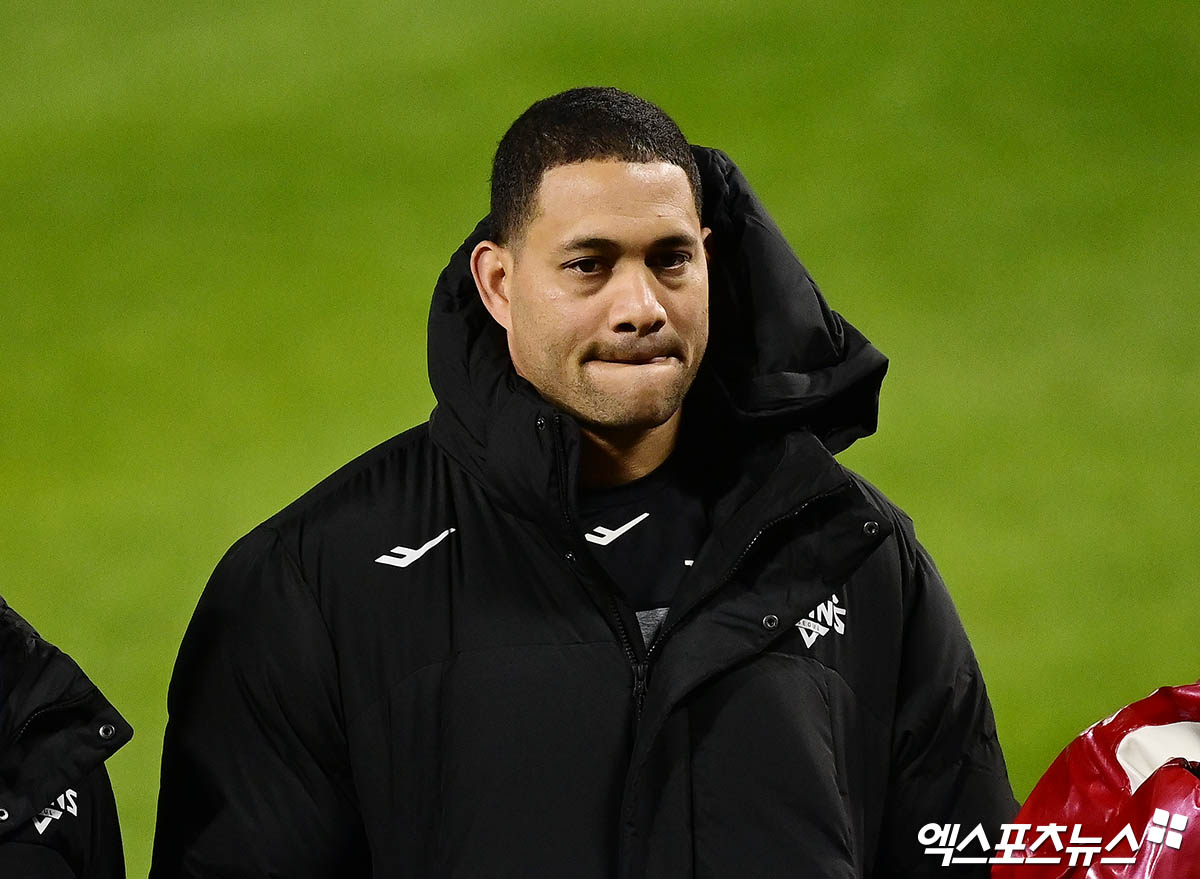 27일 오후 서울 송파구 잠실야구장에서 열리는 '2025 신한 SOL Bank KBO 한국시리즈' 한화 이글스와 LG 트윈스의 2차전 경기에 앞서 LG 치리노스가 동료들과 경기 준비를 하고 있다. 엑스포츠뉴스DB