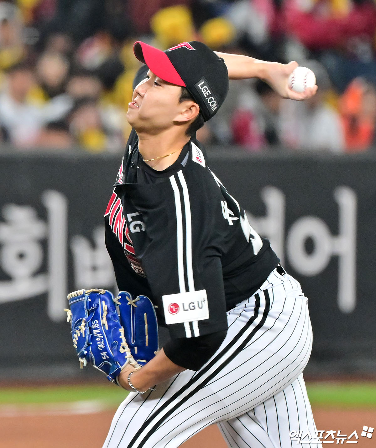 29일 오후 대전 한화생명 볼파크에서 열린 '2025 신한 SOL Bank KBO 한국시리즈' LG 트윈스와 한화 이글스의 3차전 경기, 8회말 1사 1,3루 LG 유영찬이 공을 힘차게 던지고 있다. 엑스포츠뉴스DB