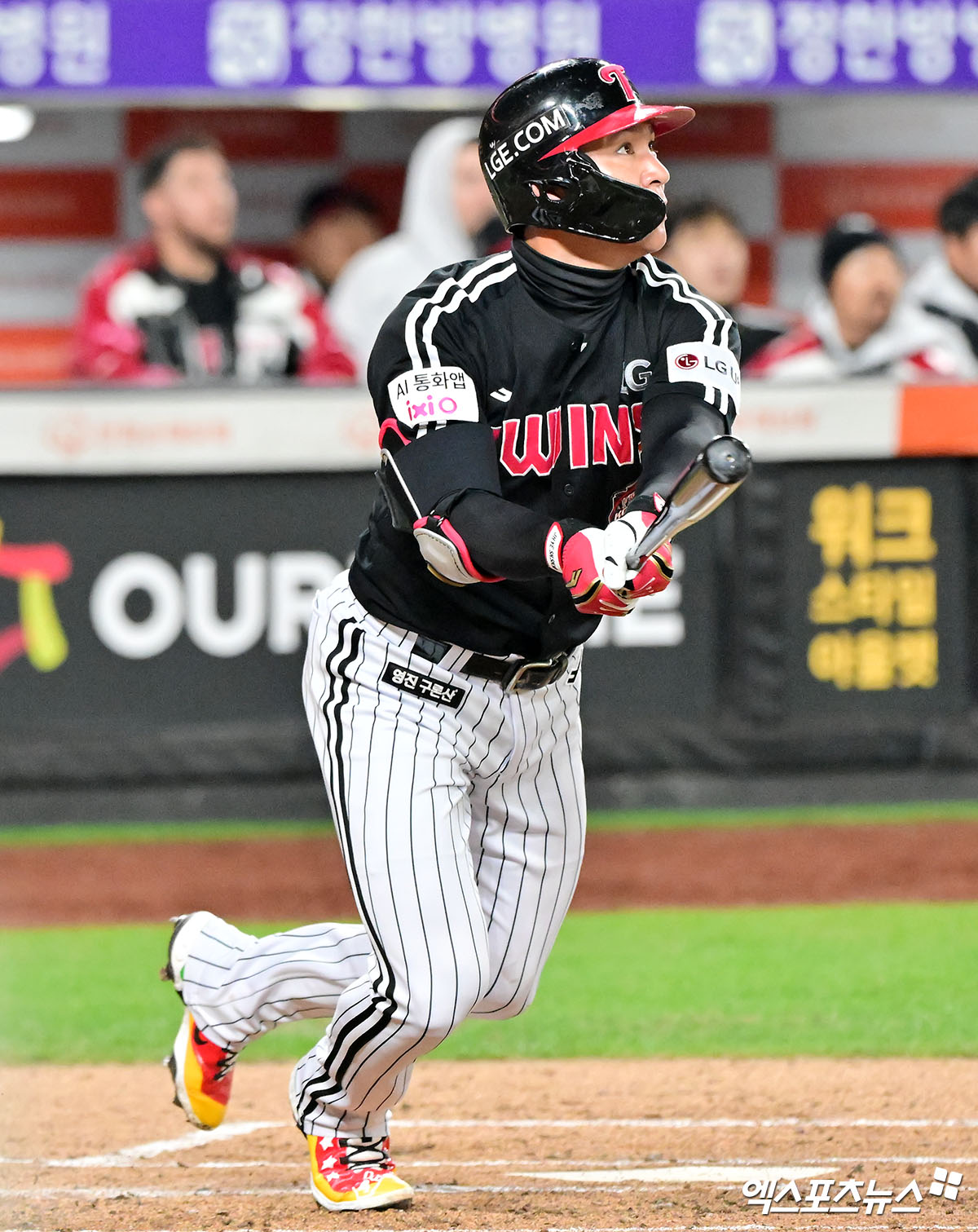  29일 오후 대전 한화생명 볼파크에서 열린 '2025 신한 SOL Bank KBO 한국시리즈' LG 트윈스와 한화 이글스의 3차전 경기, 2회초 1사 1루 LG 오지환이 타격을 하고 있다. 결과는 우익수 플라이 아웃. 대전, 김한준 기자