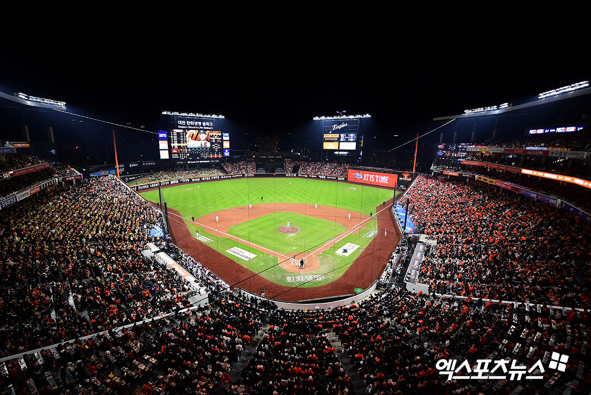 KBO는 29일 대전 한화생명 볼파크에서 열린 2025 신한 SOL Bank KBO리그 한화 이글스와 LG 트윈스의 한국시리즈 4차전 1만6750석이 모두 들어차며 만원관중을 달성했다고 밝혔다. 안 그래도 '1초 만에 매진된다'는 말이 나올 정도로 티켓 구하기가 어려운 볼파크, 19년 만의 한국시리즈에서는 표 구하기가 '하늘의 별 따기'다. KBO 포스트시즌 매진 행진은 지난 2023년 11월 7일 잠실구장에서 개최된 KT 위즈와 LG의 한국시리즈 1차전부터로, 어느 덧 36경기 연속 매진이다. 대전, 김한준 기자