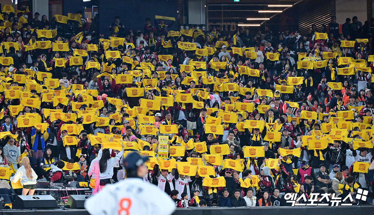 KBO는 29일 대전 한화생명 볼파크에서 열린 2025 신한 SOL Bank KBO리그 한화 이글스와 LG 트윈스의 한국시리즈 4차전 1만6750석이 모두 들어차며 만원관중을 달성했다고 밝혔다. 안 그래도 '1초 만에 매진된다'는 말이 나올 정도로 티켓 구하기가 어려운 볼파크, 19년 만의 한국시리즈에서는 표 구하기가 '하늘의 별 따기'다. KBO 포스트시즌 매진 행진은 지난 2023년 11월 7일 잠실구장에서 개최된 KT 위즈와 LG의 한국시리즈 1차전부터로, 어느 덧 36경기 연속 매진이다. 대전, 김한준 기자