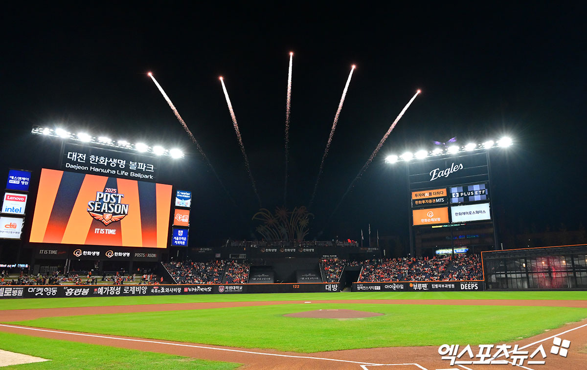 KBO는 29일 대전 한화생명 볼파크에서 열린 2025 신한 SOL Bank KBO리그 한화 이글스와 LG 트윈스의 한국시리즈 4차전 1만6750석이 모두 들어차며 만원관중을 달성했다고 밝혔다. 안 그래도 '1초 만에 매진된다'는 말이 나올 정도로 티켓 구하기가 어려운 볼파크, 19년 만의 한국시리즈에서는 표 구하기가 '하늘의 별 따기'다. KBO 포스트시즌 매진 행진은 지난 2023년 11월 7일 잠실구장에서 개최된 KT 위즈와 LG의 한국시리즈 1차전부터로, 어느 덧 36경기 연속 매진이다. 대전, 김한준 기자