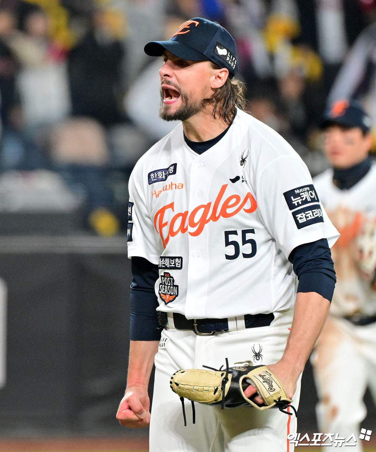30일 오후 대전 한화생명 볼파크에서 열린 '2025 신한 SOL Bank KBO 한국시리즈' LG 트윈스와 한화 이글스의 4차전 경기, 5회초 1사 1,3루 한화 와이스가 LG 박해민을 병살타로 아웃시킨 후 기뻐하고 있다. 대전, 김한준 기자