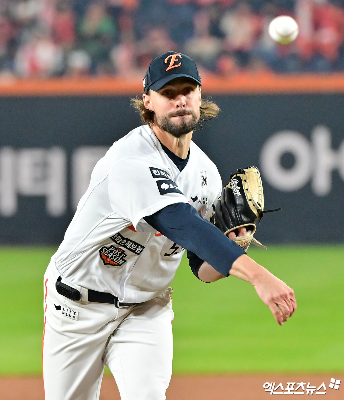 30일 오후 대전 한화생명 볼파크에서 열린 '2025 신한 SOL Bank KBO 한국시리즈' LG 트윈스와 한화 이글스의 4차전 경기, 1회초 한화 선발투수 와이스가 공을 힘차게 던지고 있다. 대전, 김한준 기자