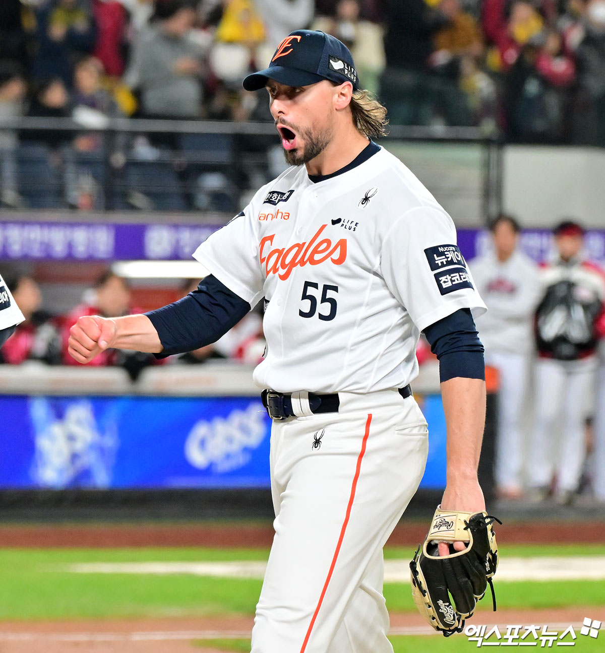 30일 오후 대전 한화생명 볼파크에서 열린 '2025 신한 SOL Bank KBO 한국시리즈' LG 트윈스와 한화 이글스의 4차전 경기, 5회초 1사 1,3루 한화 와이스가 LG 박해민을 병살타로 아웃시킨 후 기뻐하고 있다. 대전, 김한준 기자