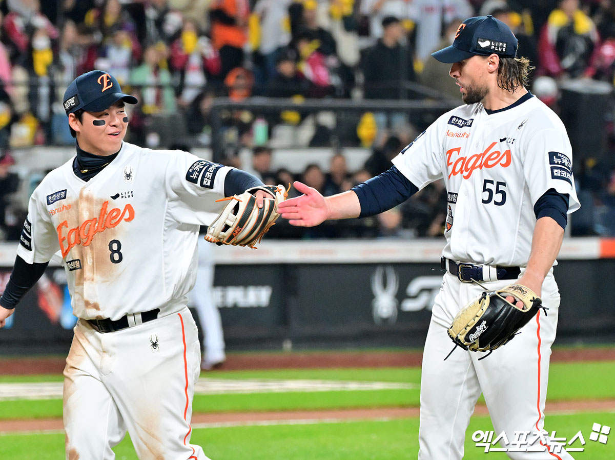 30일 오후 대전 한화생명 볼파크에서 열린 '2025 신한 SOL Bank KBO 한국시리즈' LG 트윈스와 한화 이글스의 4차전 경기, 7회초 수비를 마친 한화 와이스가 포효하고 있다. 대전, 김한준 기자