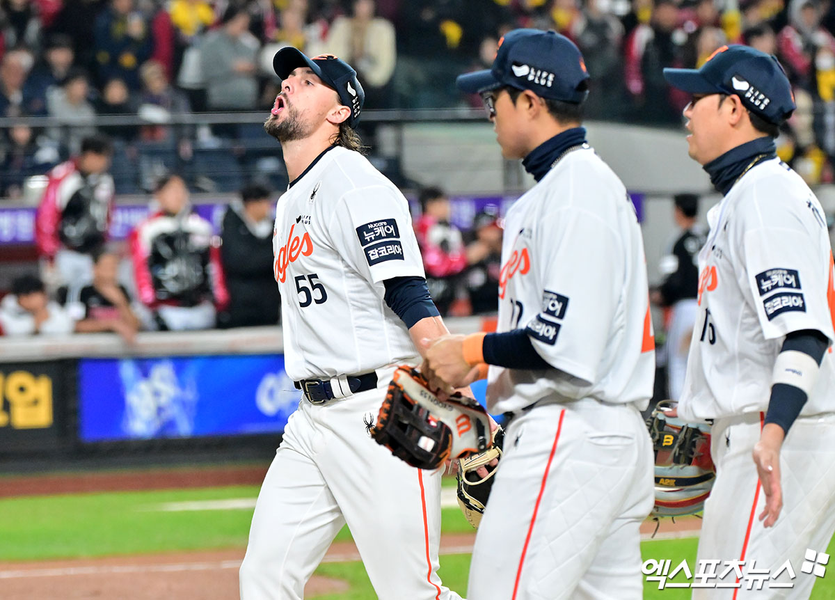 30일 오후 대전 한화생명 볼파크에서 열린 '2025 신한 SOL Bank KBO 한국시리즈' LG 트윈스와 한화 이글스의 4차전 경기, 7회초 수비를 마친 한화 와이스가 포효하고 있다. 대전, 김한준 기자