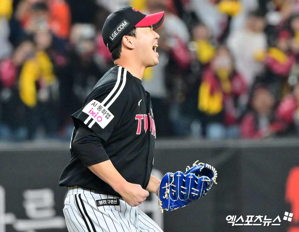 30일 오후 대전 한화생명 볼파크에서 열린 '2025 신한 SOL Bank KBO 한국시리즈' LG 트윈스와 한화 이글스의 4차전 경기, 9회에만 6점을 뽑아낸 LG가 한화에 7:4 역전승을 거두며 통합우승에 단 1승만을 남겨뒀다. 이날 경기에서 승리한 LG 유영찬이 기뻐하고 있다. 대전, 김한준 기자